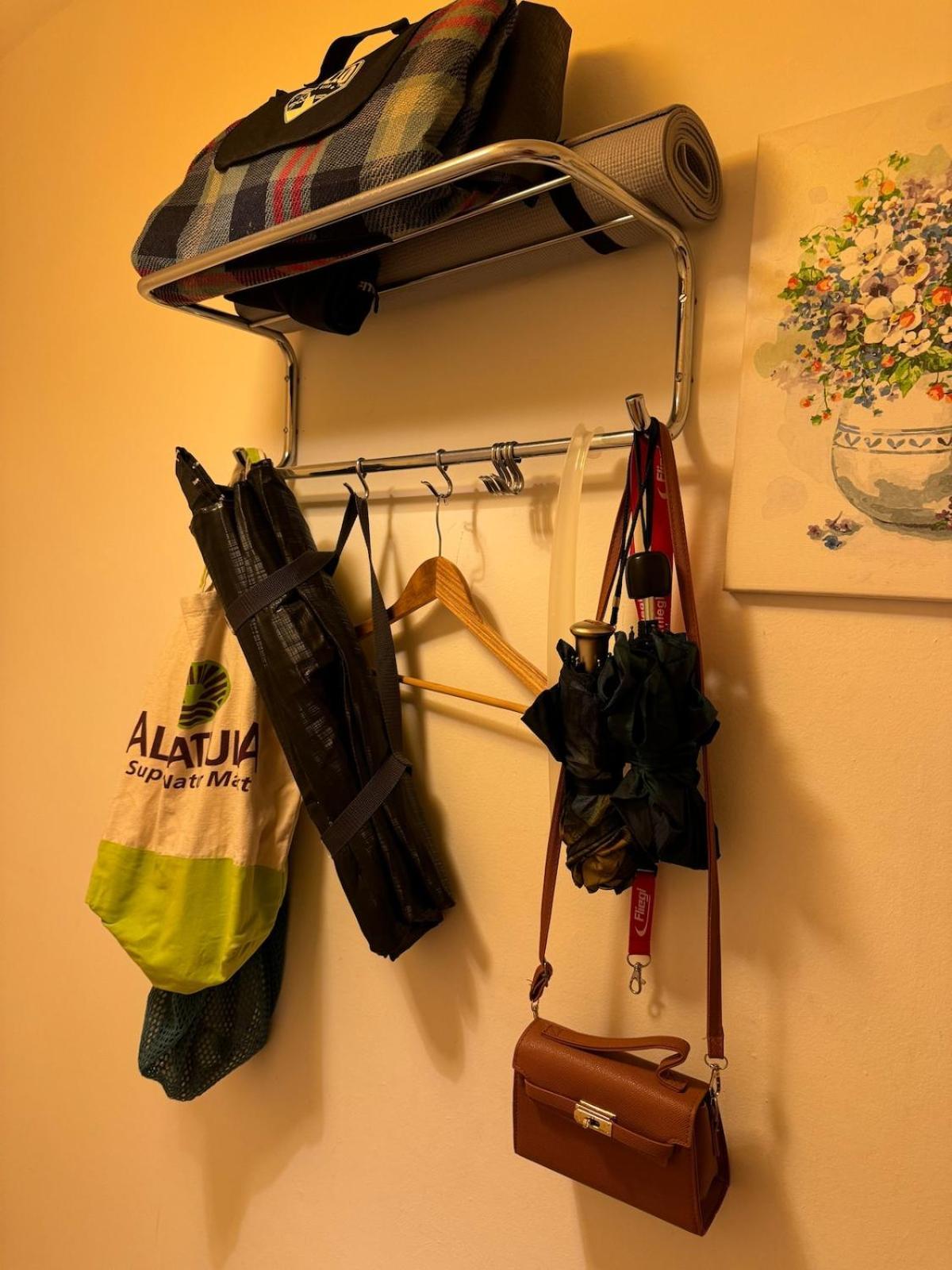 Live At In A Popular Large Apartmán
